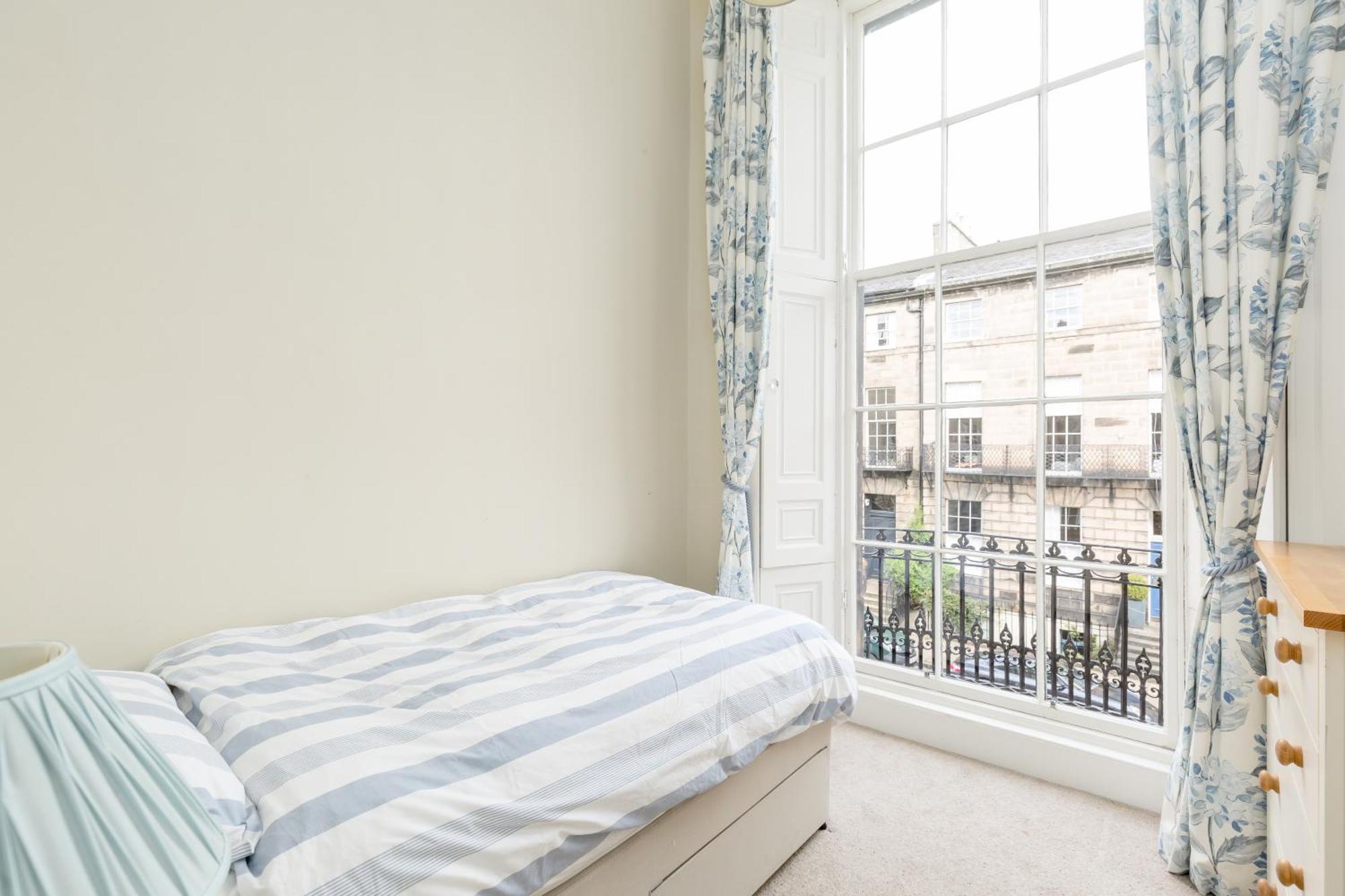 Light And Spacious 2 Bedroom Flat In Heart Of 爱丁堡 外观 照片